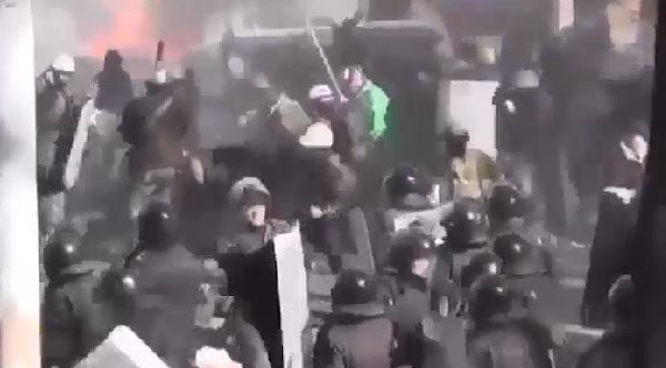 Υπουργοί εγκατέλειψαν άρον άρον το Κίεβο