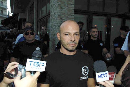 Πορτιέρης σε μαγαζί του Σαξώνη ο Γρέγος