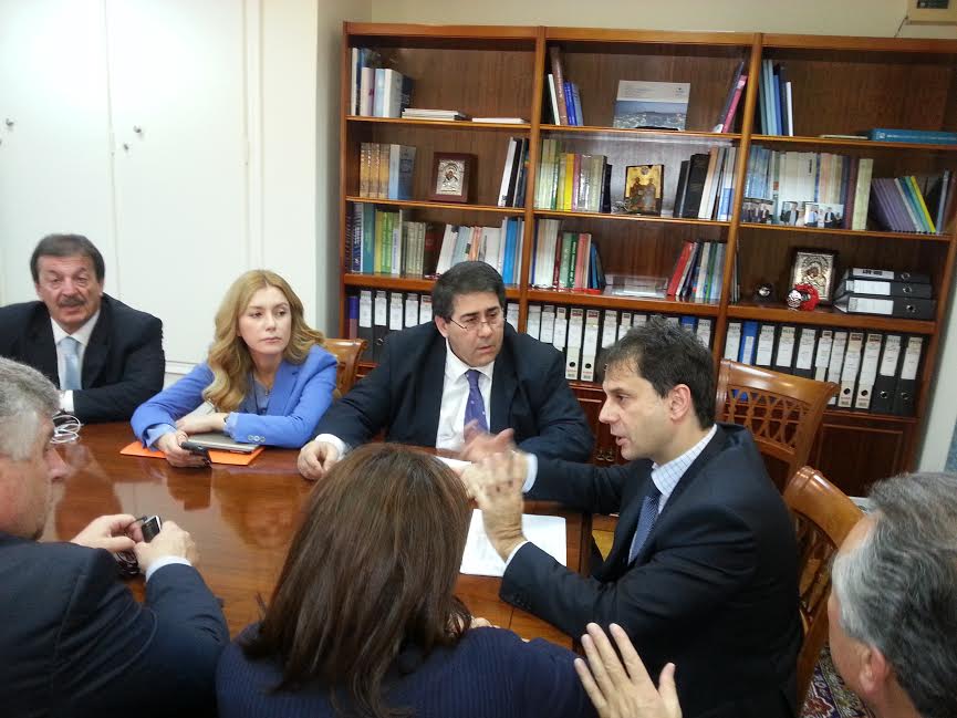 Τι απάντησε ο Θεοχάρης στους “γαλάζιους” βουλευτές