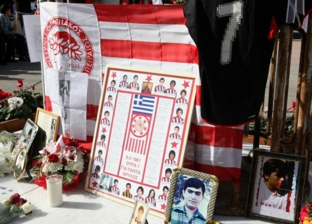 Συγκίνηση στο μνημόσυνο για τα θύματα της Θύρας 7