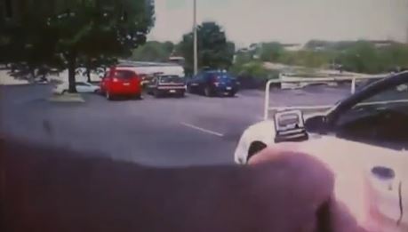 ΒΙΝΤΕΟ ΣΟΚ-Αστυνομικοί εκτελούν οδηγό με 16 σφαίρες