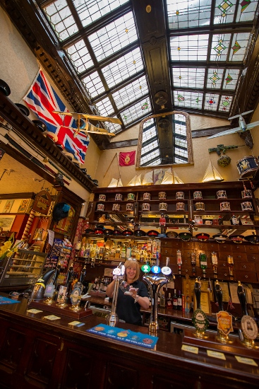 perierga.gr- Παμπ προσφέρει... ξύρισμα & κούρεμα με το ποτό!