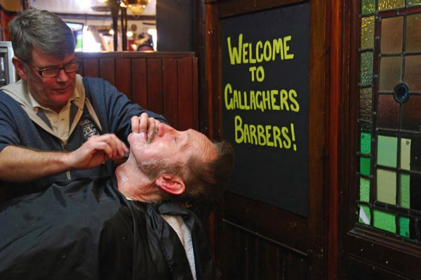 perierga.gr- Παμπ προσφέρει... ξύρισμα & κούρεμα με το ποτό!