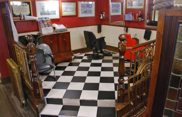 perierga.gr- Παμπ προσφέρει... ξύρισμα & κούρεμα με το ποτό!