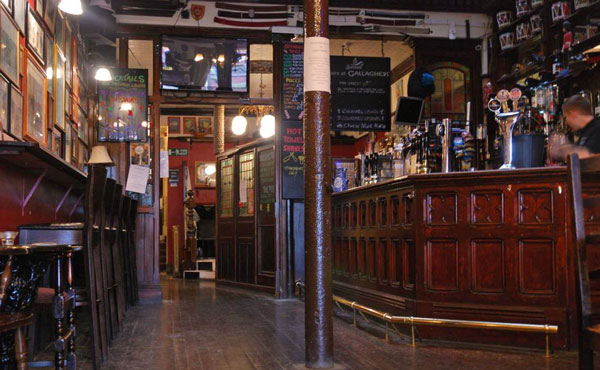 perierga.gr- Παμπ προσφέρει... ξύρισμα & κούρεμα με το ποτό!