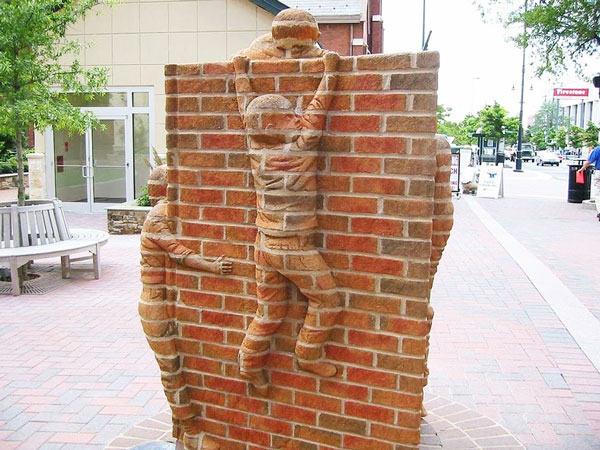 ΦΩΤΟ-Απίθανα γλυπτά πάνω σε τούβλα