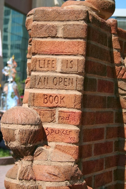 perierga.gr - Απίθανα γλυπτά πάνω σε τούβλα! perierga.gr - Απίθανα γλυπτά πάνω σε τούβλα!