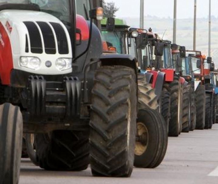 Οι αγρότες αποκλείουν τον κόμβο στα Βασιλικά
