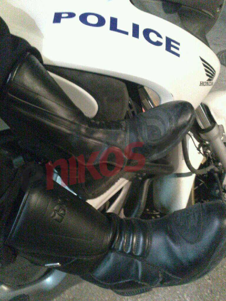 ΦΩΤΟ-Ο αστυνομικός με τις “διαφορετικές μπότες” που διέψευσε η ΕΛ ΑΣ