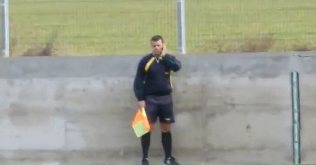 BINTEO-Ποιο οφσάιντ; Ο επόπτης μιλάει στο κινητό