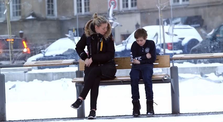 ΒΙΝΤΕΟ-Θα βοηθούσες ένα παιδί που κρυώνει;