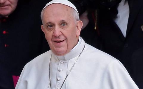 ΦΩΤΟ-Ο Πάπας παρηγορεί τον… Πάπα τζούνιορ