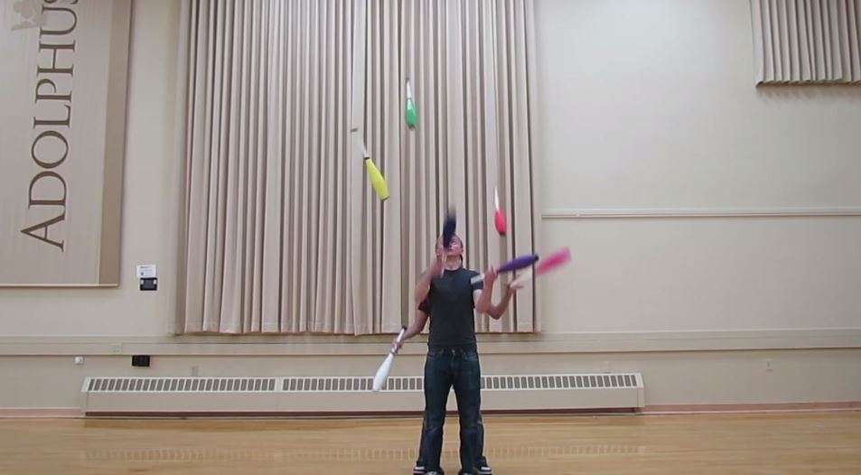 ΒΙΝΤΕΟ-Οι 4 «μάγοι» ζογκλέρ