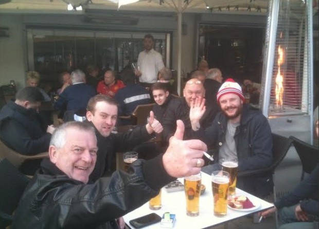 ΦΩΤΟ-Στο Σύνταγμα για μπύρες οι Άγγλοι της Manchester United