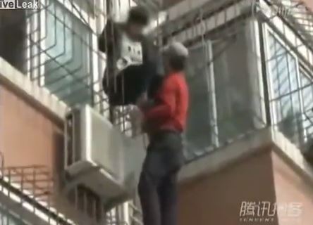 BINTEO-Πατέρας σώζει την κόρη του