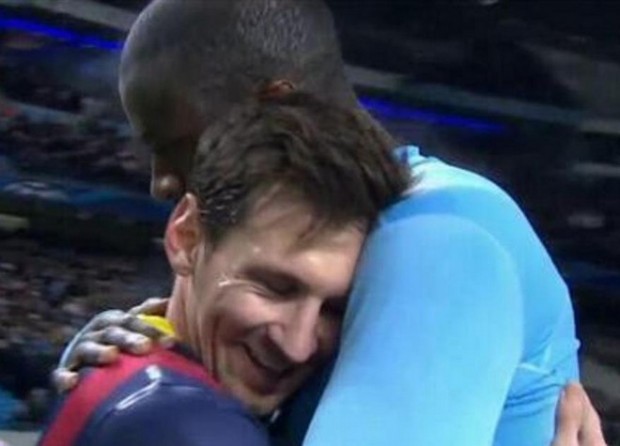 Η αγκαλιά του Τουρέ στον Μέσι