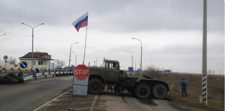 ΦΩΤΟ-Τα μπλόκα των Ρώσων στο κεντρικό οδικό δίκτυο που οδηγεί στην Κριμαία