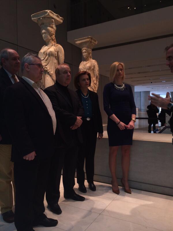 ΦΩΤΟ-Η Ραχήλ και η… Καρυάτιδα