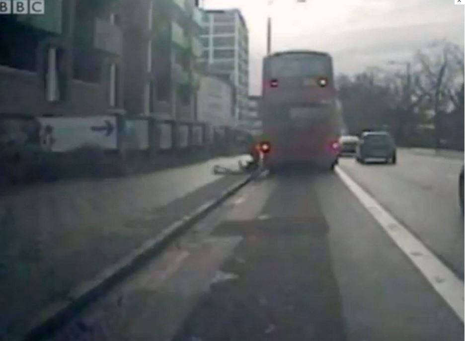 ΒΙΝΤΕΟ-Επιβάτης πέφτει από το λεωφορείο