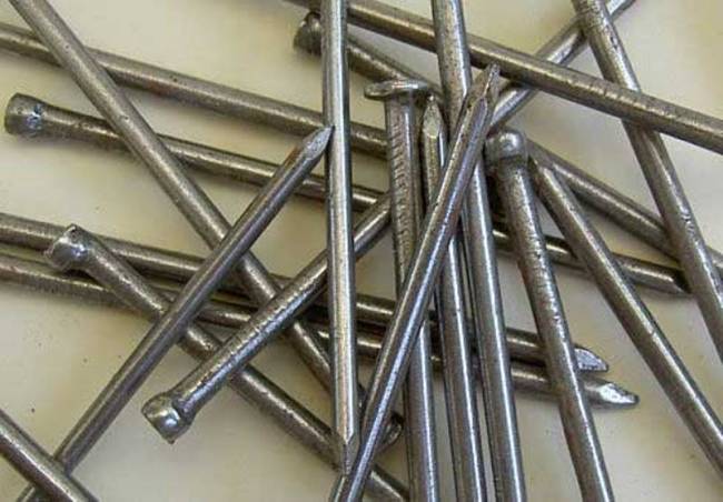 Πέταξαν πρόκες στο γήπεδο