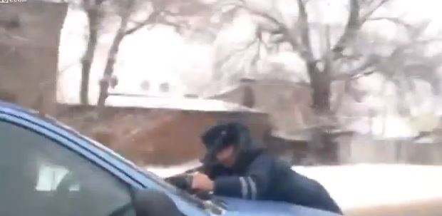 BINTEO-Tαξί με αστυνομικό στο… καπό