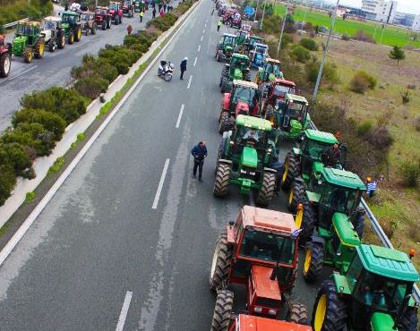 ΦΩΤΟ-Έβγαλαν τα τρακτέρ στους δρόμους