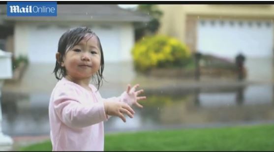 ΒΙΝΤΕΟ-Κοριτσάκι ανακάλυψε τη “μαγεία” της βροχής-Πως αντέδρασε