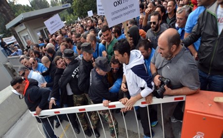 ΒΙΝΤΕΟ-Κύπρος: Έκοψαν το ρεύμα στη Βουλή