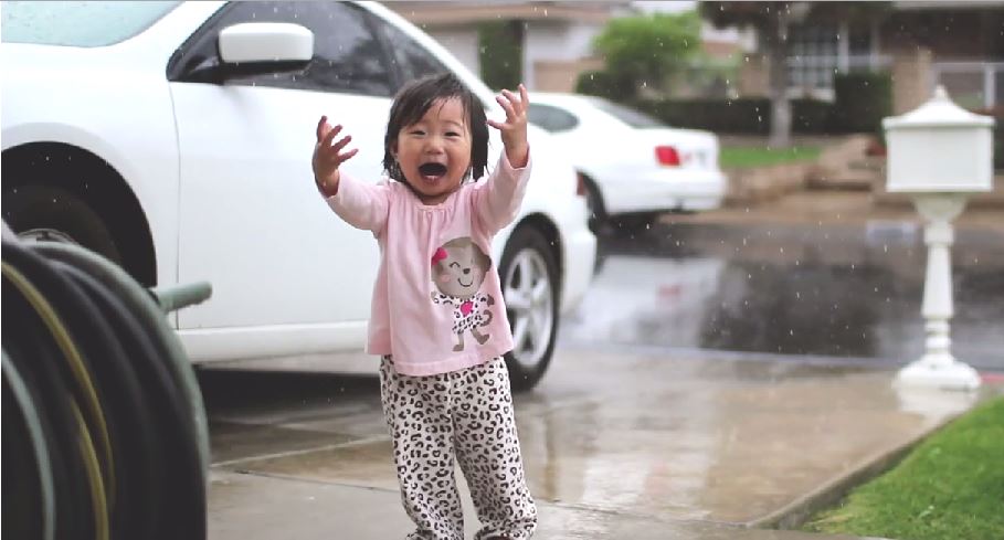 ΒΙΝΤΕΟ-Πρώτη φορά στη… βροχή