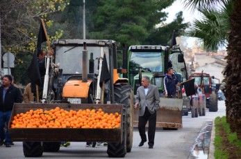 Εντείνουν τις κινητοποιήσεις τους οι αγρότες