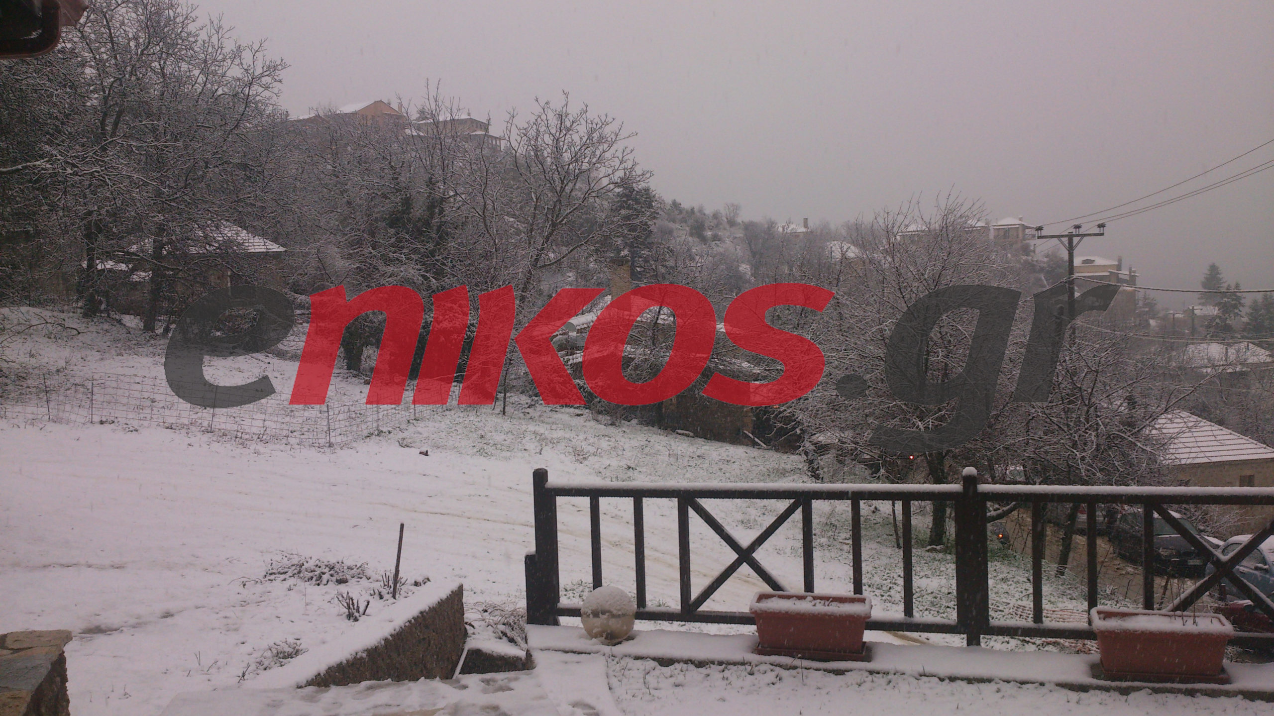 ΦΩΤΟ-Στα “λευκά” τα Τρίκαλα Κορινθίας