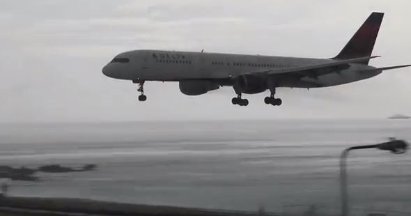 ΒΙΝΤΕΟ-Προσγείωση Boeing με καταιγίδα