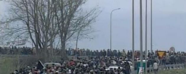 ΒΙΝΤΕΟ-Αγρότες έκλεισαν το ένα ρεύμα της Εγνατίας