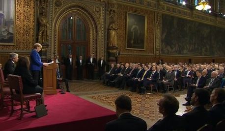 ΦΩΤΟ-Η Μέρκελ τίμησε τους Άγγλους νεκρούς του πολέμου