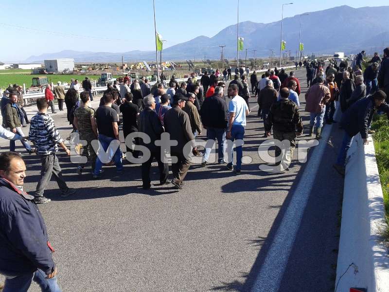 ΦΩΤΟ-Έκλεισαν για 20 λεπτά την εθνική Αθηνών Λαμίας