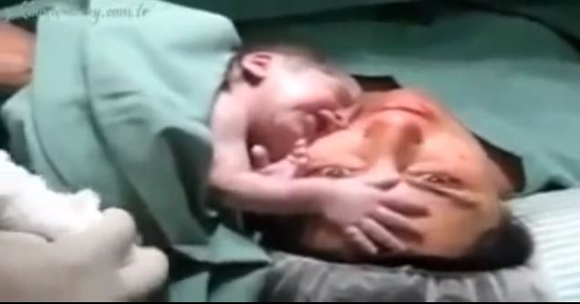 ΒΙΝΤΕΟ-Νεογέννητο “δεν αφήνει” τη μαμά του