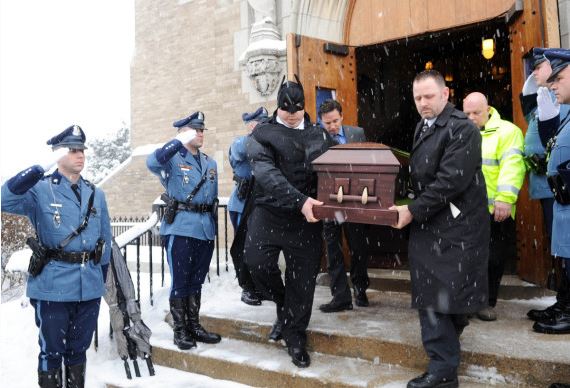 ΦΩΤΟ-Μία πόλη θρηνεί τον 7χρονο «σούπερ ήρωα»