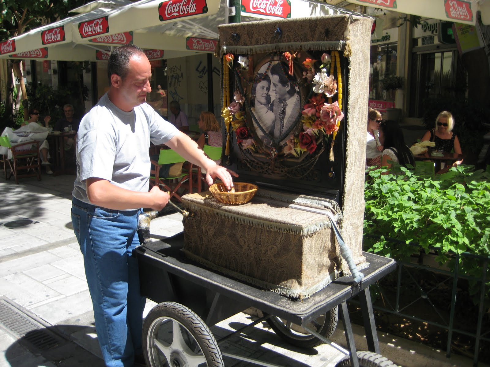 Διώχνουν τον λατερνατζή του κέντρου