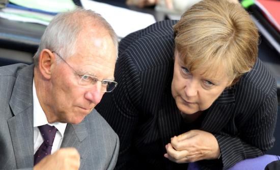 Der Spiegel: Διαφωνία Μέρκελ-Σόιμπλε για την Ελλάδα