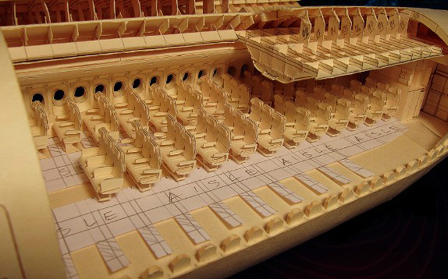 Perierga.gr - Πιστό αντίγραφο αεροπλάνου από χαρτί!