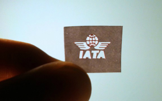 Perierga.gr - Πιστό αντίγραφο αεροπλάνου από χαρτί!