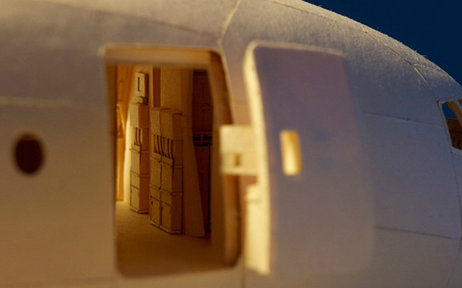 Perierga.gr - Πιστό αντίγραφο αεροπλάνου από χαρτί!