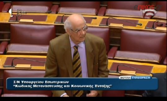 ΒΙΝΤΕΟ-Βαριές κουβέντες από Κακλαμάνη-Κουτσούμπα στη βουλή