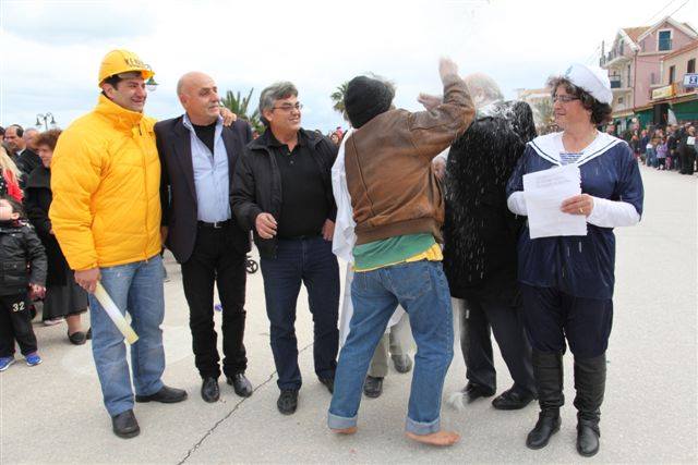 ΒΙΝΤΕΟ-Αλεύρωσαν τον δήμαρχο