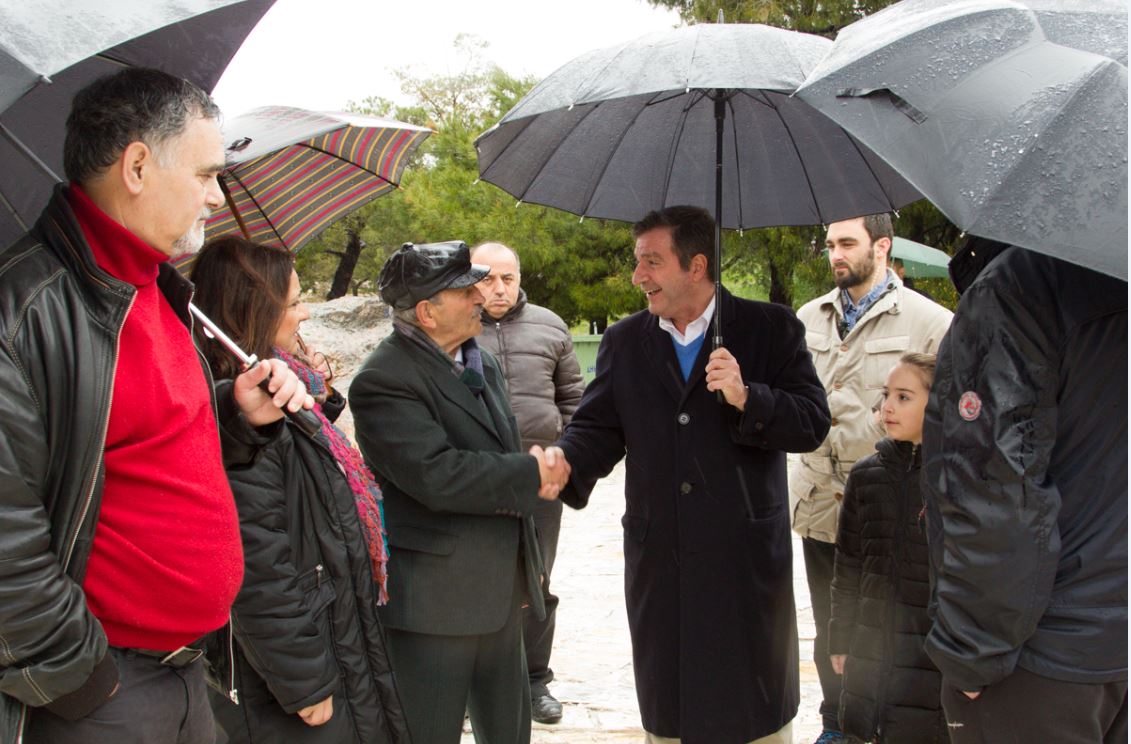 ΦΩΤΟ-Ο Καμίνης στο λόφο του Φιλοπάππου