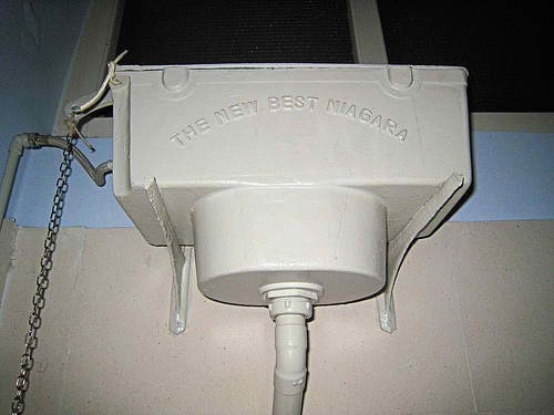 Τον μήνυσε γιατί τραβούσε το καζανάκι