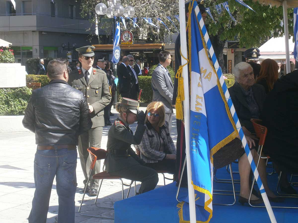 ΦΩΤΟ-Η σύζυγος του Ταμήλου πρόσφερε τις πρώτες βοήθειες