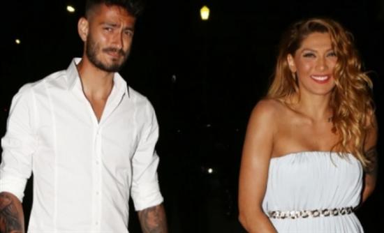 Ανεβαίνουν τα σκαλιά της εκκλησίας