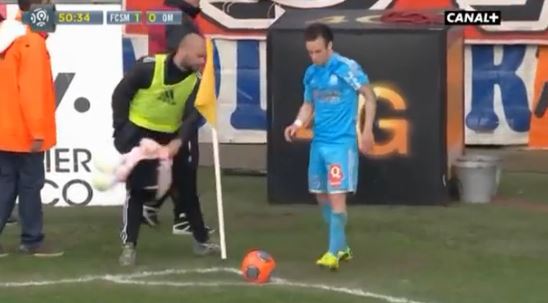 ΒΙΝΤΕΟ-Mια κούκλα τον περίμενε στο κόρνερ