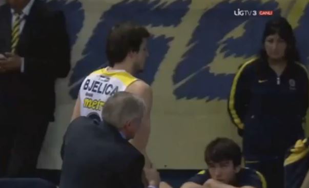 ΒΙΝΤΕΟ-Ο Ομπράντοβιτς «σέρνει» τον Μπιέλιτσα στα αποδυτήρια